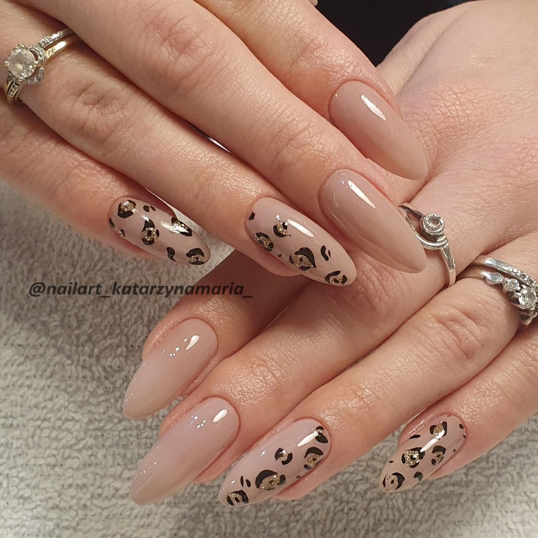 Manicure w odcieniu nude ze wzorem lamparta